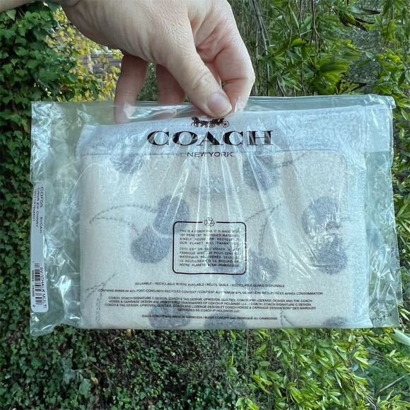 COACH Corner Zip Leather Wristlet With Cherry Print DCF05 NWT AUTHENTIC - Picture 5 of 10